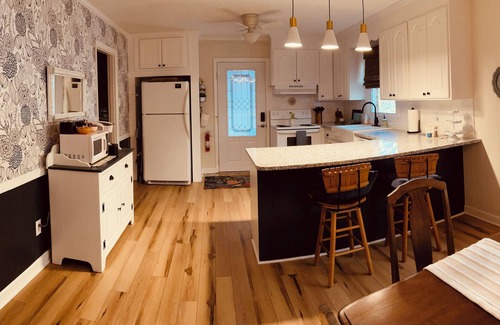 New Bern House | Clean Comfortable Corner Home in Colonial Capital of New Bern