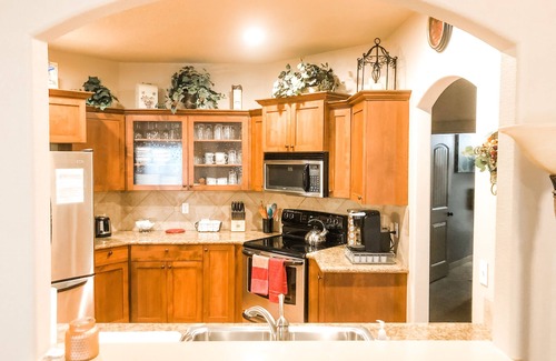 Meridian House | Clean, Comfy, and Cozy Near Everything! (Family and Dogs Friendly:)