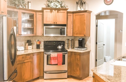 Meridian House | Clean, Comfy, and Cozy Near Everything! (Family and Dogs Friendly:)