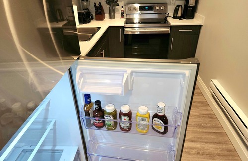 Saskatoon House | Clean, Cozy Pocket Friendly 2BR + A/C + Workspace + Ethernet & WiFi