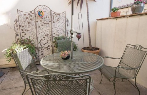 Newhall House | CLEAN FURNISHED PRIVATE ROOM - NEAR PUBLIC TRANSIT