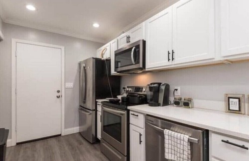 Downtown Baltimore House | Clean Home for 8ppl near Downtown. Prime Location for all events! JHU/Arenann