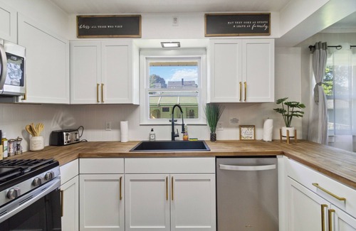 Joslyn Castle House | Clean Stylish Omaha Midtown Abode