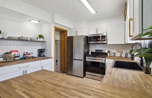 Joslyn Castle House | Clean Stylish Omaha Midtown Abode