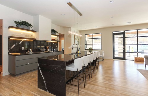 Tulsa House | Clear Hearth Luxurious & peaceful.