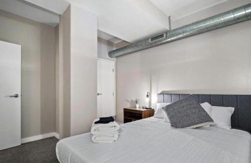 Downtown Cleveland Apartment | Cleveland Vibes - Modern 2 BDR Apartment Downtown