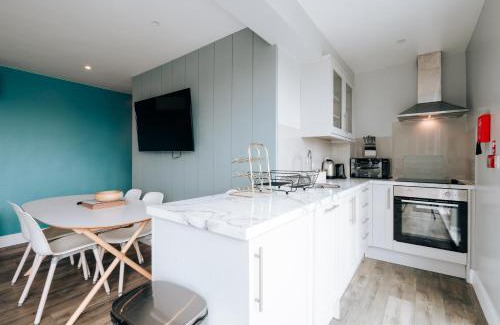 Gorleston-on-Sea House | Cliff Cottage - Luxurious Seaview Retreat