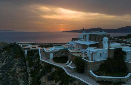 Faros Armenistis Villa | Cliff Top 270 in Houlakia