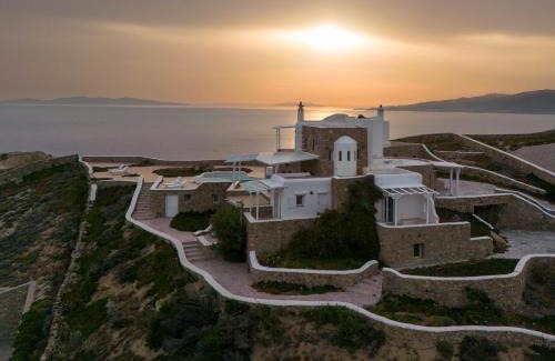 Faros Armenistis Villa | Cliff Top 270 in Houlakia