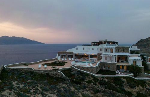 Faros Armenistis Villa | Cliff Top 270 in Houlakia