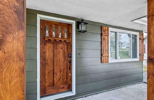 Ozark House | Close to all that Ozark has to offer!