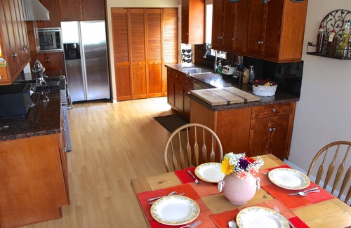 Redondo Beach House | CLOSE TO BEACH & RESTAURANTS, large backyard & barbeque for family fun! Sleeps 8