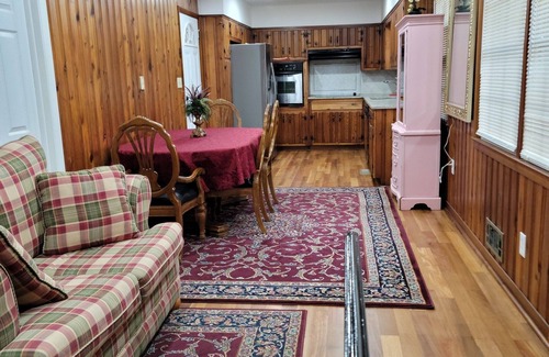 North Decatur House | CLOSE to CDC, VA & EMORY Private Room with Shared bath bath