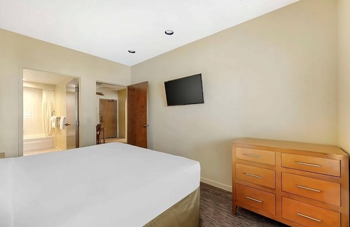 Enterprise Hotel | Close to Flamingo Wildlife Habitat! Las Vegas Attraction Access! Onsite Pool