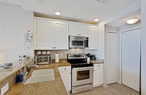 Fort Myers Condo | Close to Gulf Beaches, 18 miles to Fort Myers Beach. 3 BR, 2 Bath, 1st Fl Condo,