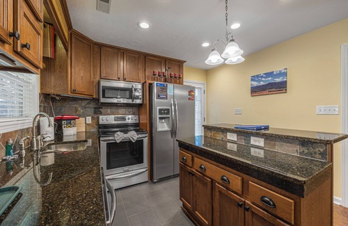 Gatlinburg - Pigeon Forge Cottage | Close to Pigeon Forge*Easy Access Road*Fire Pit Area*Wet Bar