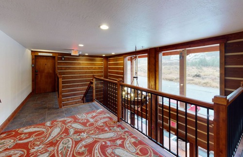 Angel Fire Condo | Close to Slopes | Modern | Great Views | Aspen Condo