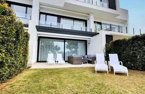 San Roque House | Close to the marina and beaches of Sotogrande, experience sophistication in this contemporary four-bedroom frontline golf townhouse in the San Roque Club