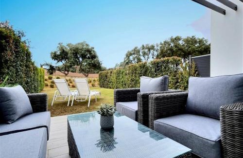 San Roque House | Close to the marina and beaches of Sotogrande, experience sophistication in this contemporary four-bedroom frontline golf townhouse in the San Roque Club