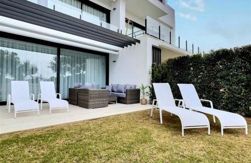 San Roque House | Close to the marina and beaches of Sotogrande, experience sophistication in this contemporary four-bedroom frontline golf townhouse in the San Roque Club