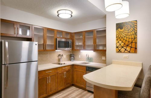 Gainesville Condo | Close to U of Florida. Free Breakfast. Outdoor Pool & Hot Tub. Great for Groups!