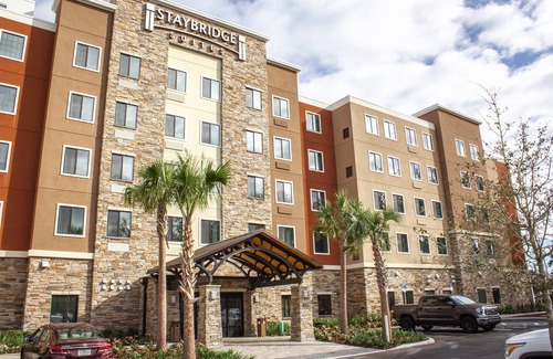 Gainesville Condo | Close to U of Florida. Free Breakfast. Outdoor Pool & Hot Tub. Great for Groups!