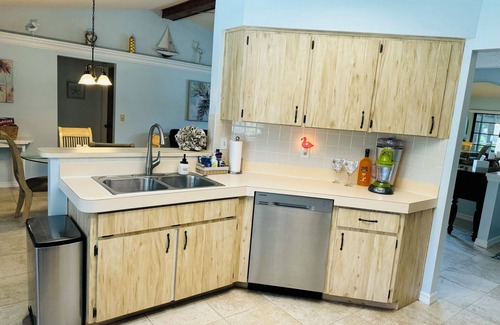 Spring Hill House | Close to Weeki Wachee Springs Fully Equipped Kitchen Fast WIFI KING Beds!