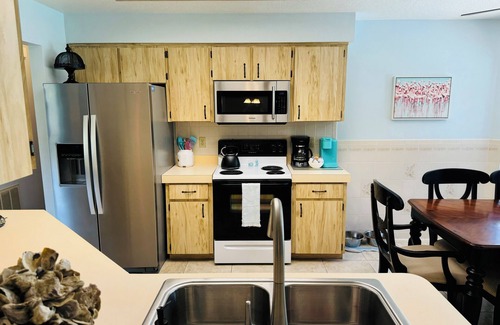 Spring Hill House | Close to Weeki Wachee Springs Fully Equipped Kitchen Fast WIFI KING Beds!