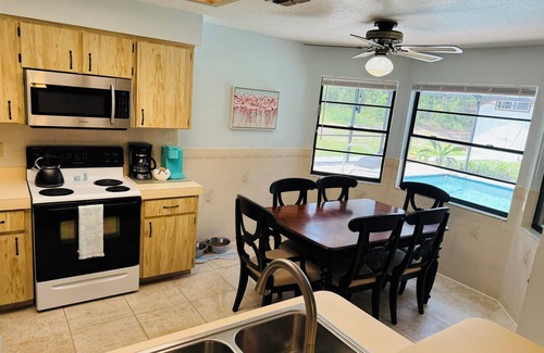 Spring Hill House | Close to Weeki Wachee Springs Fully Equipped Kitchen Fast WIFI KING Beds!