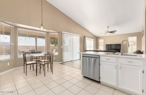 Glendale Sports and Entertainment District House | Closest Home to State Farm Stadium. Pet friendly! Walk to Dining/entertainment