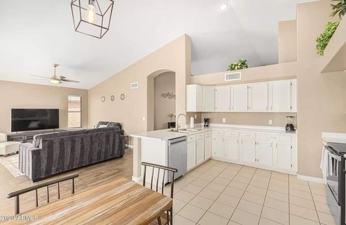 Glendale Sports and Entertainment District House | Closest Home to State Farm Stadium. Pet friendly! Walk to Dining/entertainment