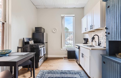 Congress Park Apartment | Cloud by Modern Midstay/1 Block to City Park #C4