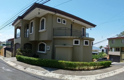 San Pablo de Heredia House | CntralVally View TwnHouse 3bd/2.5bth,Cntral A/C & Hot Water-Wlk to UNA Univrsity