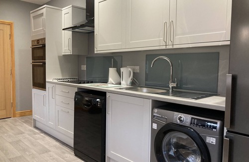 Grantham Apartment | Coach House 2BR Exec Apt Courtyard