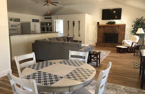 Long Beach Cottage | Coastal Breeze Cottage- walk to beach, restaurants, harbor, downtown!