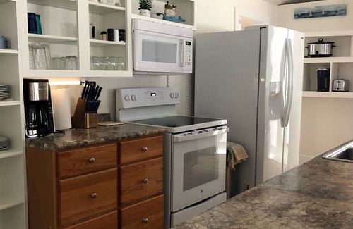 Long Beach Cottage | Coastal Breeze Cottage- walk to beach, restaurants, harbor, downtown!