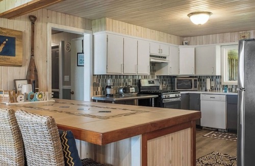 Little Sturgeon Cottage | Coastal Charm on Little Sturgeon Bay - 3 Bedroom/2 Bathroom on the Water