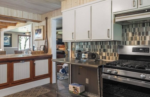 Little Sturgeon Cottage | Coastal Charm on Little Sturgeon Bay - 3 Bedroom/2 Bathroom on the Water