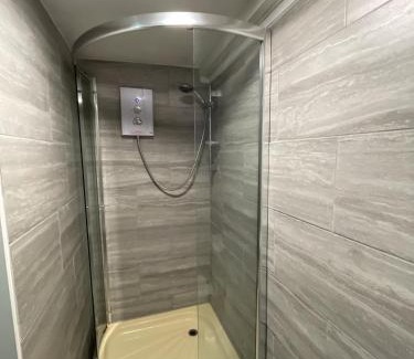 Margate Cabin | Coastal Comfort Seaside Cabin with Spacious Garden