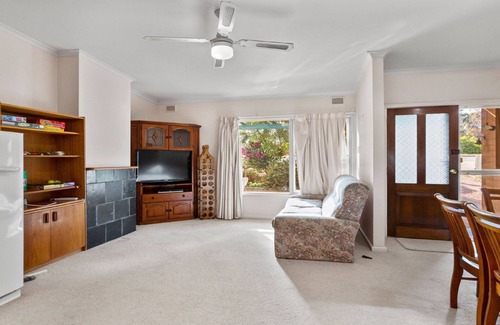 Lake Wangary House | Coastal Drift - Escape to coastal bliss at this 3-bedroom holiday rental in Coffin Bay!