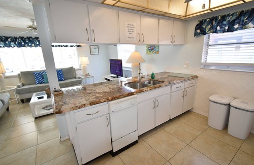 Flor-a-mar House | Coastal Escape Awaits: Enjoy a Complimentary Pontoon Boat Adventure!