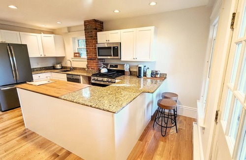 Swampscott Apartment | Coastal Getaway: walk to beach and town