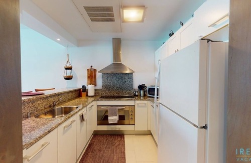 Beacon Hill Condo | ☀️🏖️Coastal Oasis - Spacious Studio Overlooking Simpson Bay Beach