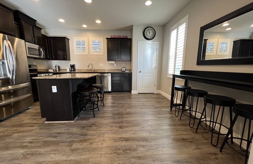 Folsom House | Coastal Vibes Cal King Bed Trails