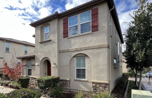 Folsom House | Coastal Vibes Cal King Bed Trails