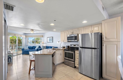 St. Pete Beach Condo | Coastal Views | Pool + Perfect Walkable Spot