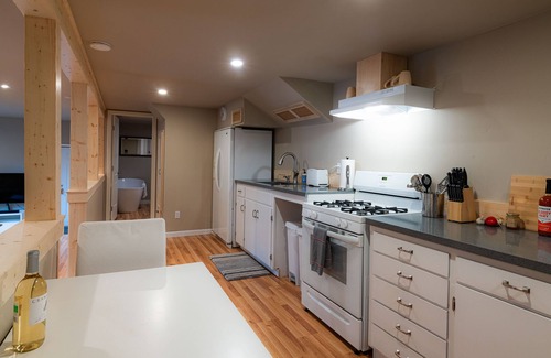 Kelseyville House | Cobb Mountain Chalet King Size Suite