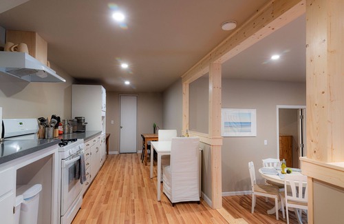 Kelseyville House | Cobb Mountain Chalet King Size Suite