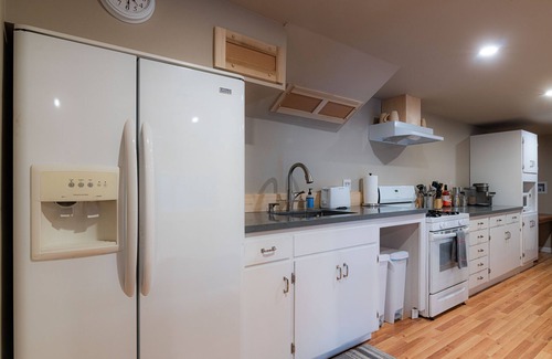 Kelseyville House | Cobb Mountain Chalet King Size Suite