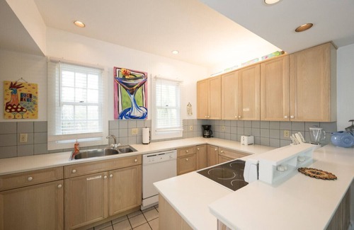 White Street Gallery District House | Coco's Poolside Retreat